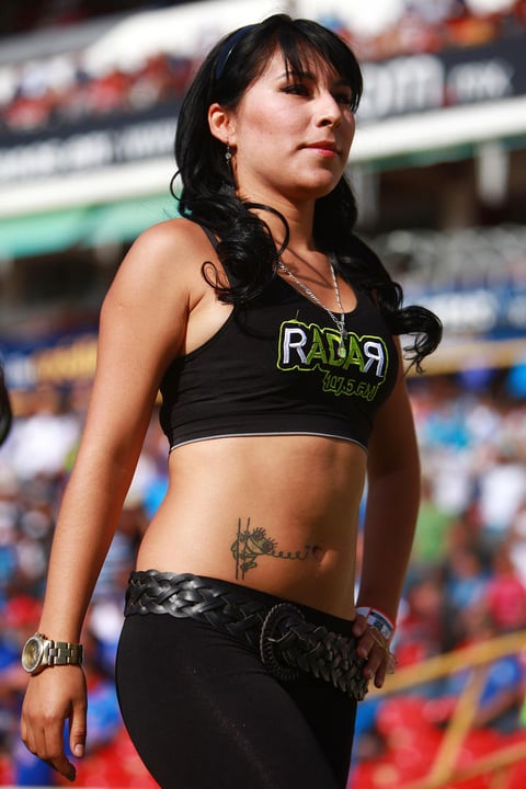Cada semana acuden chicas lindas a los estadios del país.