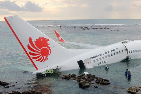Las imágenes del accidente mostraron una fractura en el fuselaje a la altura de las alas del avión, que quedó flotando sobre el mar y a unos 200 metros del final de la pista de aterrizaje, así como a varios pasajeros en el agua con los chalecos salvavidas puestos.