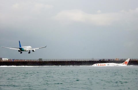 El avión, un Boeing 737 que procedía de Bandung, ciudad industrial de la vecina isla de Java y que tenía previsto aterrizar en el aeropuerto internacional de Denpasar hacia las 15:00 hora local (07:00 GMT), sobrepasó la pista por causas que se desconocen y que están siendo investigadas, indicó el servicio de Aviación Civil.