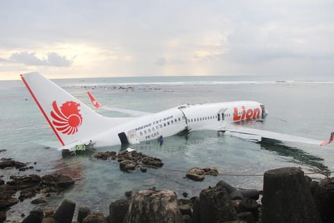 Un avión de la compañía aérea Lion Air, con 101 pasajeros y siete tripulantes, cayó  al mar después de sobrepasar la pista del aeropuerto de la turística isla indonesia de Bali.