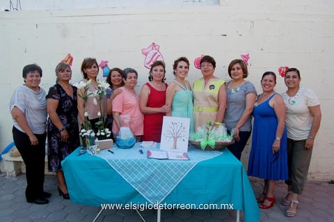 La novia  rodeada de familiares y amigas que la acompañaron en su fiesta prenupcial.