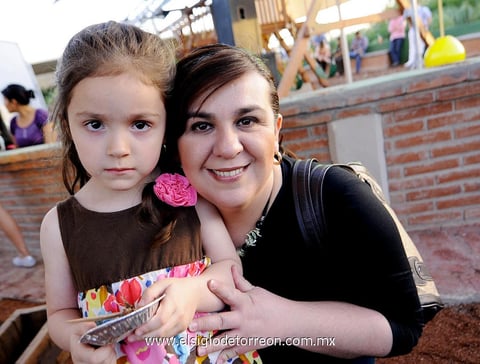 Mary  y Ana Sofía.