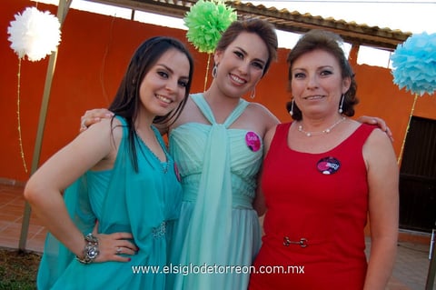 Adriana  junto a su mamá Sra. María Adriana Salazar Díaz y su hermana Andrea Rodríguez Salazar, quienes fueron las organizadoras del evento.