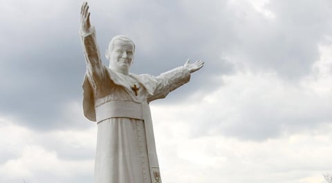 Juan Pablo II, que encabezó la Iglesia católica durante 27 años antes de morir en el 2005, sigue siendo muy admirado en su país.