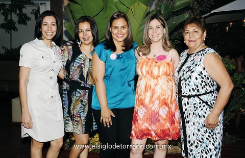 Eneritz Gorostidi en su festejo de canastilla junto a las anfitrionas: Alejandra Sáenz, Irma Sáenz, María Eugenia Sáenz y Dora Bocanegra.