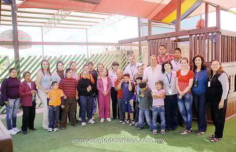 Personal  y pequeños de la Fundación Down de La Laguna A. C. en compañía de representantes de Ecogas, al momento de recibir un donativo.