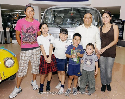 Manuel,  Natalia, Allison, Kevin, Pablo, Ángela y Fernanda.