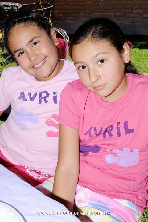 Avril en su festejo junto a Yari.