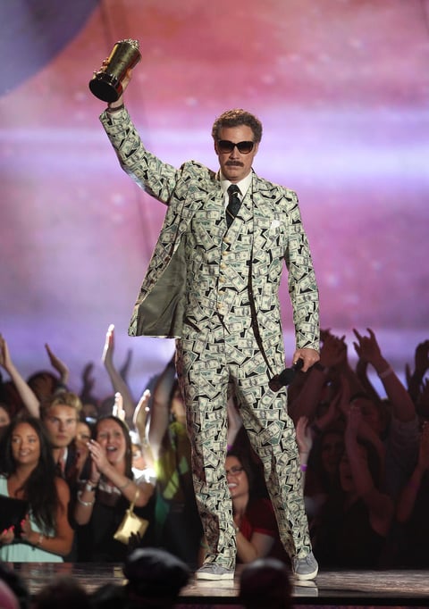 Will Ferrell recogió con un traje de billetes de dólar el reconocimiento honorífico de genio de la comedia.