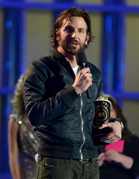 Bradley Cooper consiguió el premio de mejor actor y su compañera de reparto y flamante ganadora de un Óscar, Jennifer Lawrence, repitió como mejor actriz después de su victoria en 2012 por "The Hunger Games".