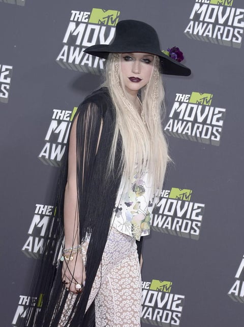 La cantante Ke$ha lució su característico estilo a su paso por la alfombra roja.