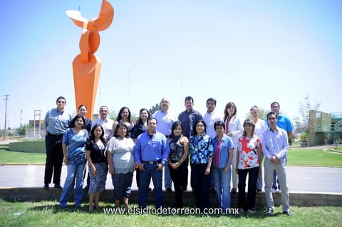 Alumnos  y maestros se reunieron para celebrar una comida de egresados de bachillerato.
