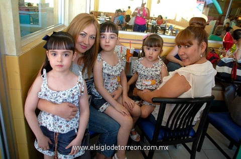 Renata,  Vanessa, Regina, Ximena y Érika.