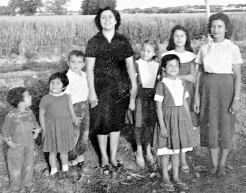 Familia Estrada Bojórquez hace varias décadas: Raúl, Lupita, Rogelio, Sra. Raquel, Graciela, Conchis, Srita. Ãngeles García y al frente Naty; fotografiados por Antonio, saliendo de Ciudad Jiménez, Chih.