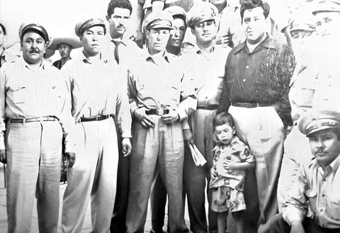 Sr. Jesús Flores M. (Jefe de Tránsito en 1950) y su hijo Roberto Flores M., junto a compañeros.
