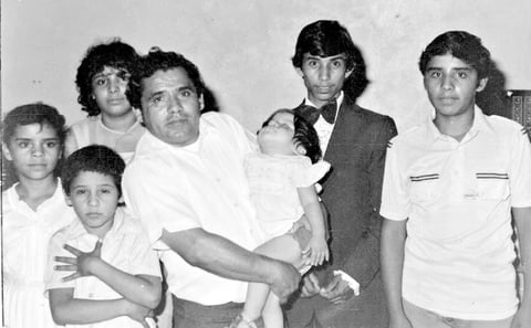 Alfredo Velásquez con sus hijos Luis Alonso, Evangelina, Sergio, Cecilia, Pablo y Claudia en brazos, en septiembre de 1981.