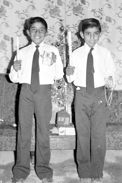 Luis Alonso y Ví­ctor Velázquez Zavala cuando realizaron su Primera Comunión en el año 1976.