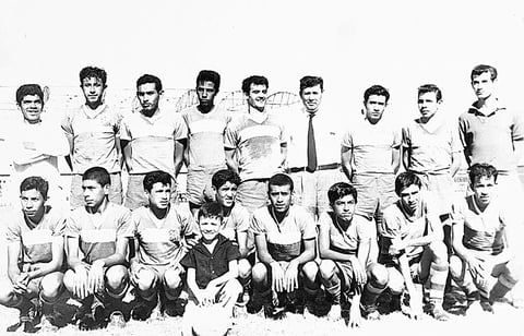 En el año de 1960 en el antiguo Estadio San Isidro lucen los integrantes del equipo PVC Juvenil A: el portero Chava, Manuel del Real, Antonio de la Torre, (no identificado), Jesús González, Humberto Flores, Ricardo del Toro, Luis Castro, Juan Romero, Luis Calvillo, David Chávez, 'El Gómez', Juan Ãvila, Pablo Niño, Luis Estrada, Sergio Castro, Cipriano Ontiveros y el niño hijo del Sr. Humberto Flores.