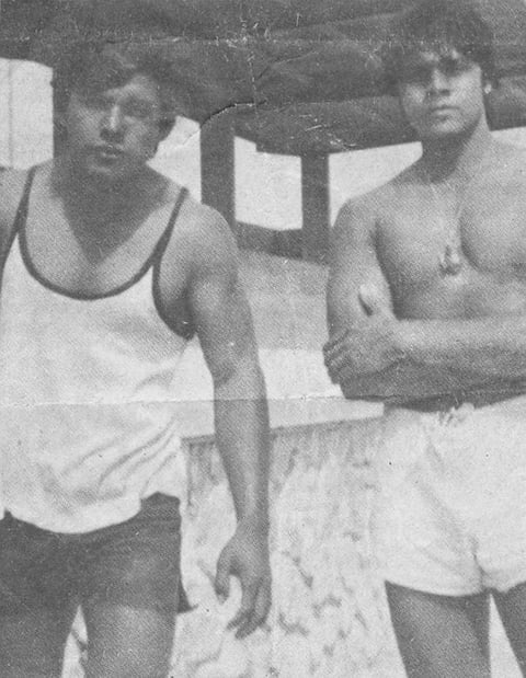 Jorge Escareño y Salvador Castillo, destacados atletas laguneros quienes actuaron en el Torneo de Mr. Torreón, el primero de juez y el segundo de competidor en el Gimnasio Municipal, en junio de 1973.