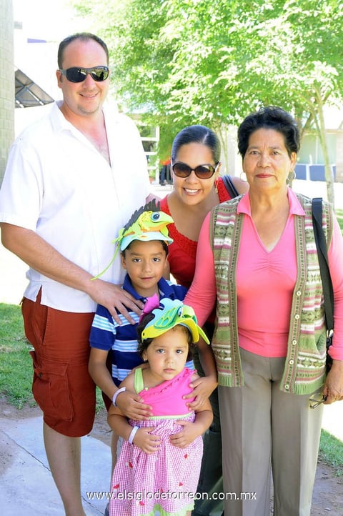 Roberto , Roberto, Andrea, Andrea y Sra. Almendra Acosta.