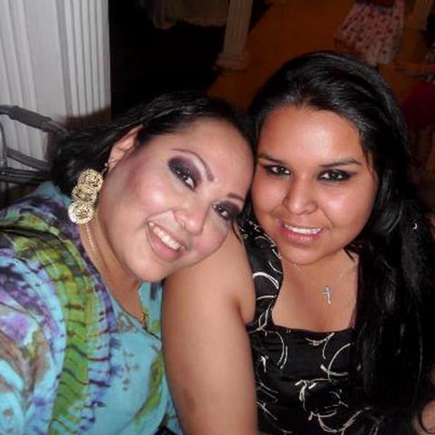 Belem Lozz Sifuentes y su mamÃ¡ Gabriela Sifuentes en un 'baby shower'.