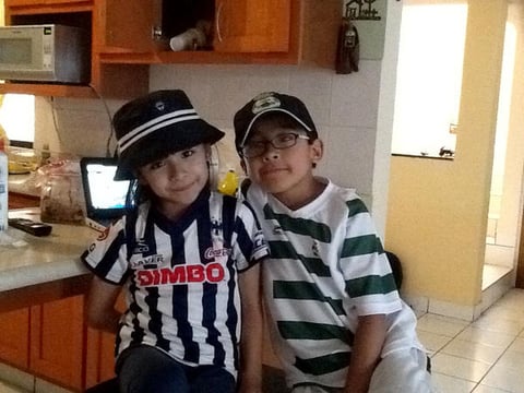 Danna y Carlos apoyando a sus equipos.