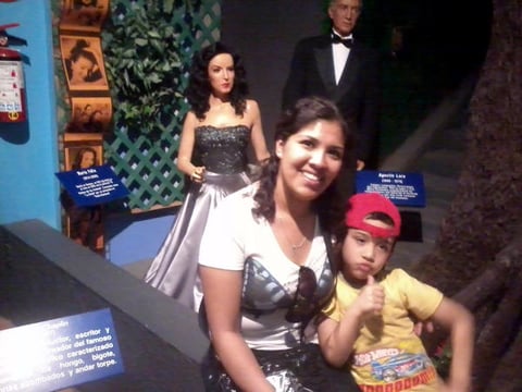 Kevin Axel y su mamá en el Museo de Cera Guadalajara.