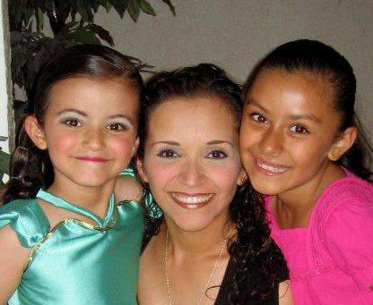 Blanca con sus hijas Ãngela e Itzel.
