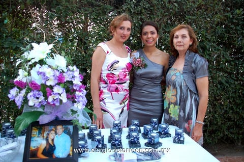 Tzitziki Janikua Cervantes junto a las anfitrionas de su festejo: Virginia y Virginia.