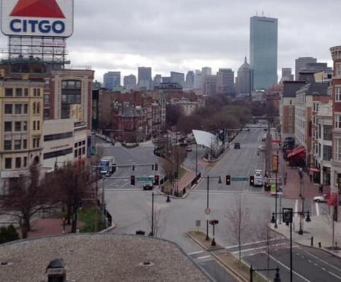 Un lugar normalmente de mucho tráfico, Kenmore Square totalmente solo. (Twitter)