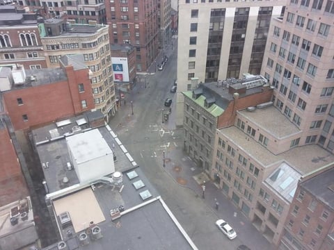 Sin presencia de personas el centro de Boston. (Twitter)