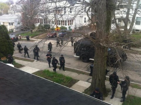 La policía durante la búsqueda en Watertown. (Twitter)