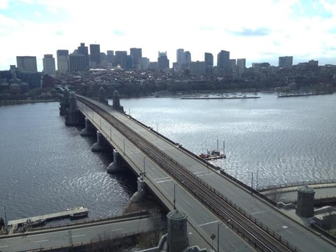 Vista desde Cambridge que muestra el puente sin tráfico. (Twitter)