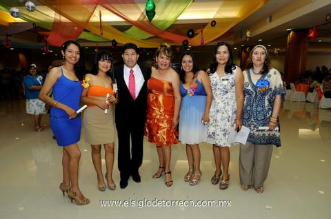 Secretario  General Javier Cordero con algunas educadoras en su día.