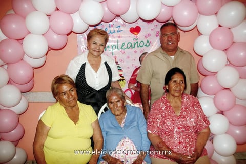 Doña Rebeca López Camacho celebró 100 años de vida junto a sus hijos Antonia, Enrique, Bertha y Rebeca Saucedo.