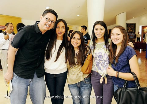 Padre Manuel Bárcenas, Paulina López, Andrea Rodríguez, Paulina Huerta e Isabel Torres.