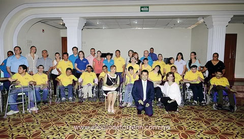 Integrantes  de Mentes con Alas en la subasta organizada por el Club Rotario.