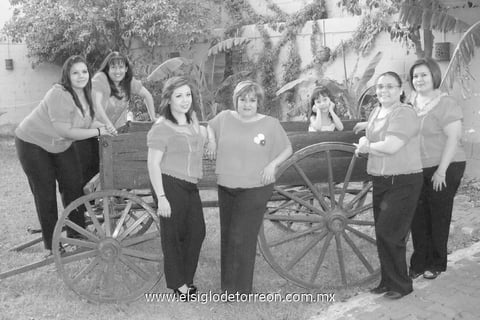 Educadoras del Jardín de Niños Arcoiris de Ciudad Lerdo, Dgo., tuvieron grato festejo por su día. En la fotografía aparecen: Karina Aragón, Lupita Aragón, Johanna Carreón, Griselda Aragón, Cristina Escareño y Guille Aragón, en compañía de la niña Mía Guillén.