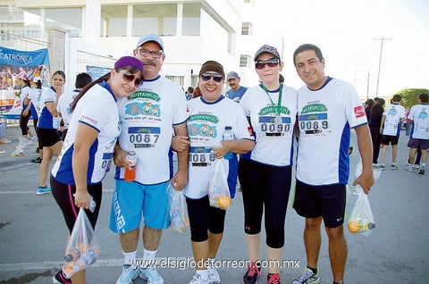 Gaby, Juan, Juanita, Angélica y Armando.