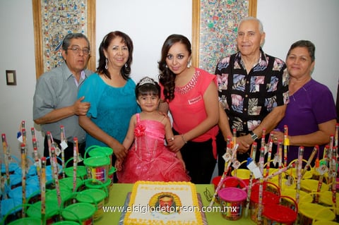 La cumpleañera  acompañada de sus abuelitos maternos Sr. Rodolfo Pérez Eugenio y Sra. Aída Sánchez Rentería; de su mamá, Brenda Pérez Sánchez; y sus abuelitos paternos Sr. Lucio Rubio Ávila y Rosa Amelia Salazar de Rubio.