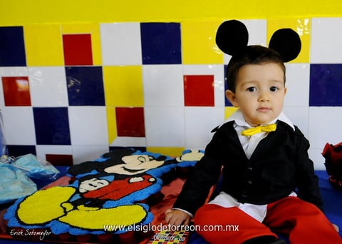 El cumpleañero con su papás los señores: Fernando García y Gretel Cervantes, organizadores de su bonita fiesta.
