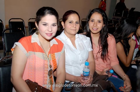 Alicia  Correa, Tita Sandoval y Alejandra Correa.