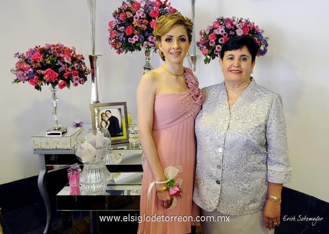 Dra. Lolita  Ortega Pérez en su inolvidable despedida de soltera organizada por su mamá Sra. María Dolores Pérez de Ortega.- Érick Sotomayor Fotografía