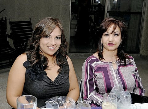Karla Pizaña y Ana María Rosales.