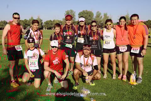 El equipo de corredores Dragons participó en la carrera.