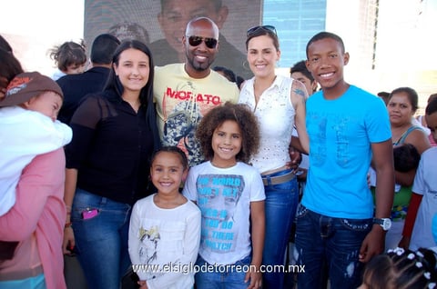 Felipe  Baloy en compañía de su familia.