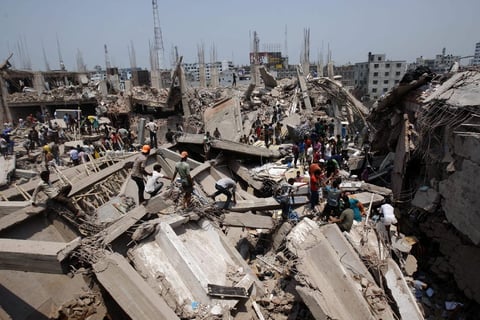 El edificio Rana Plaza, de ocho plantas y que acogía cuatro talleres textiles, se vino abajo a primera hora de la mañana en la población de Savar, 24 kilómetros al noroeste de la capital, dijo el director adjunto del Cuerpo de Bomberos de Dacca, Salim Newaj.