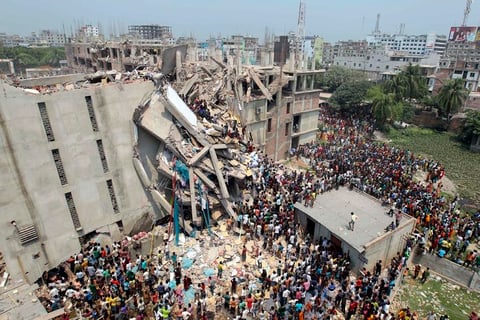 Una nueva tragedia golpeó a la industria textil de Bangladesh con la muerte de 110 personas, la mayoría obreros, al derrumbarse un edificio que albergaba varias fábricas de tejidos en las afueras de Dacca.