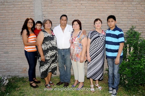 Anahí y Manuelito Hernández, Isabel Neri de Hernández, Víctor y Nena Pérez, Lilia Nery y Johan Aviña.