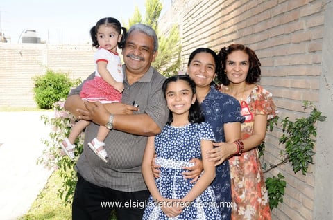 Romina , Pbro. Víctor Manuel Santacruz, Camila, Gina y Reyna.